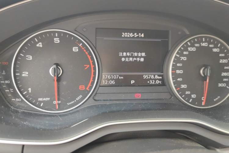 Used Audi A4L 2017 40 TFSI Fashion Model Odometer Close Up