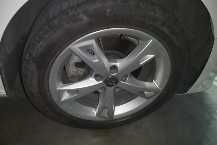 Used Audi A4L 2017 40 TFSI Fashion Model Right Front Wheel Hub