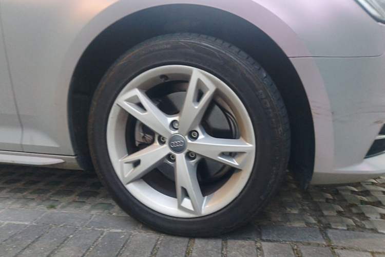 Used Audi A4L 2017 Plus 40 TFSI Fashion Model Right Front Wheel Hub