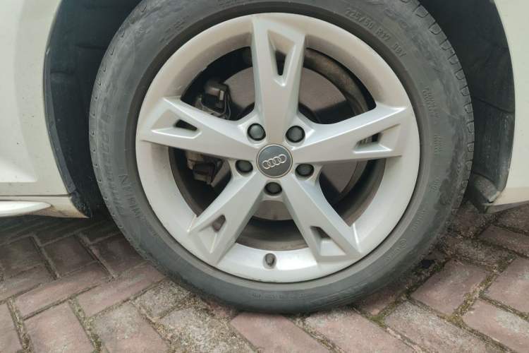 Used Audi A4L 2017 40 TFSI Fashion Model Right Front Wheel Hub