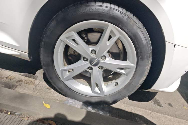 Used Audi A4L 2017 Plus 40 TFSI Fashion Model Right Front Wheel Hub