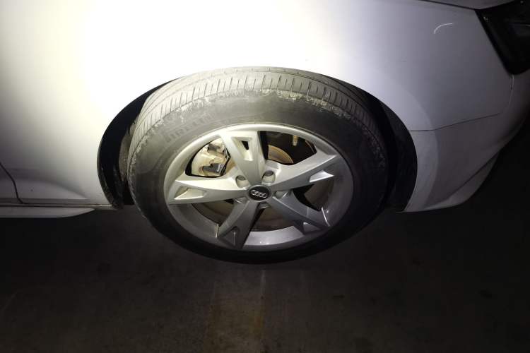 Used Audi A4L 2017 40 TFSI Fashion Model Right Front Wheel Hub