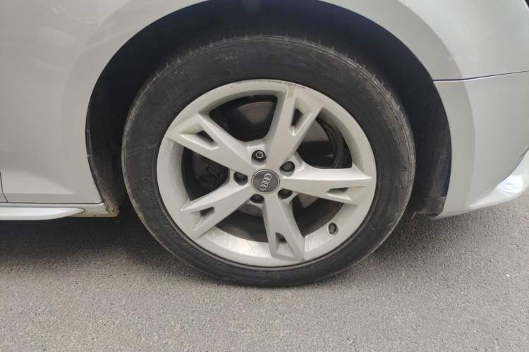 Used Audi A4L 2017 40 TFSI Fashion Model Right Front Wheel Hub