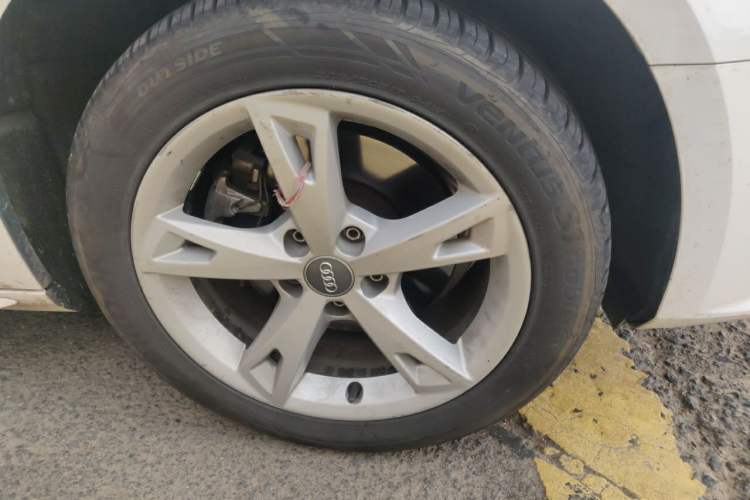 Used Audi A4L 2017 Plus 40 TFSI Fashion Model Right Front Wheel Hub