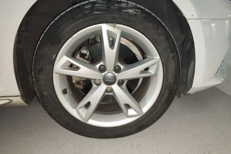 Used Audi A4L 2017 40 TFSI Fashion Model Right Front Wheel Hub