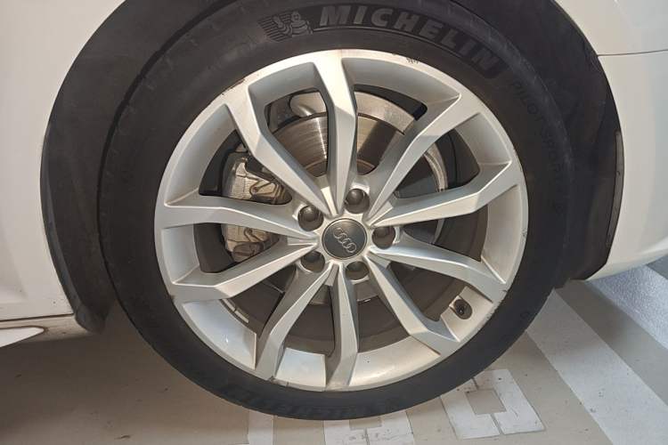 Used Audi A4L 2017 40 TFSI Style Edition Right Front Wheel Hub