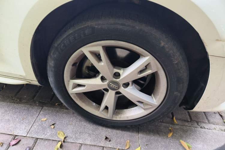 Used Audi A4L 2017 40 TFSI Fashion Model Right Front Wheel Hub