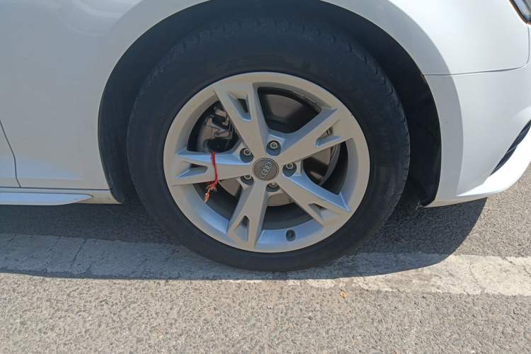 Used Audi A4L 2017 40 TFSI Fashion Model Right Front Wheel Hub