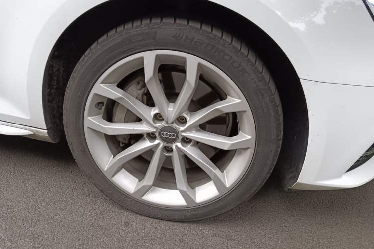 Used Audi A4L 2017 Plus 45 TFSI quattro Stylish Model Right Front Wheel Hub