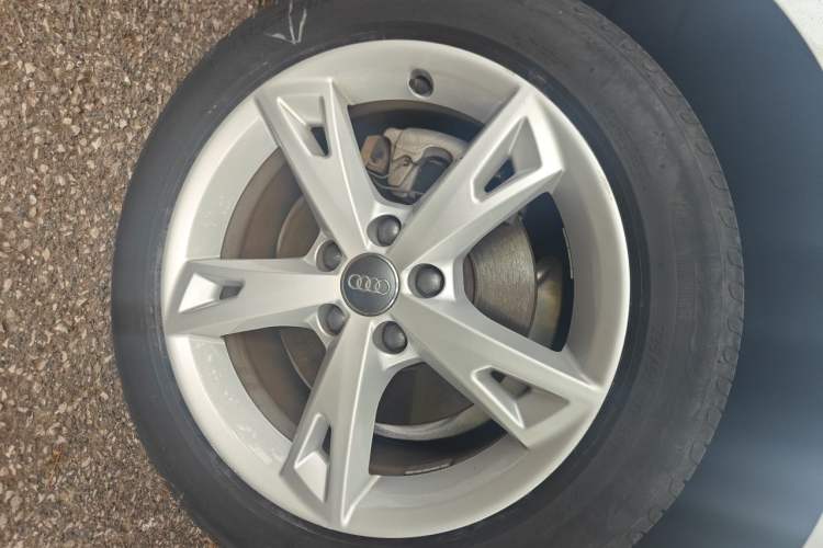 Used Audi A4L 2017 40 TFSI Fashion Model Right Front Wheel Hub