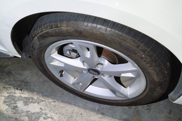 Used Audi A4L 2017 40 TFSI Fashion Model Right Front Wheel Hub