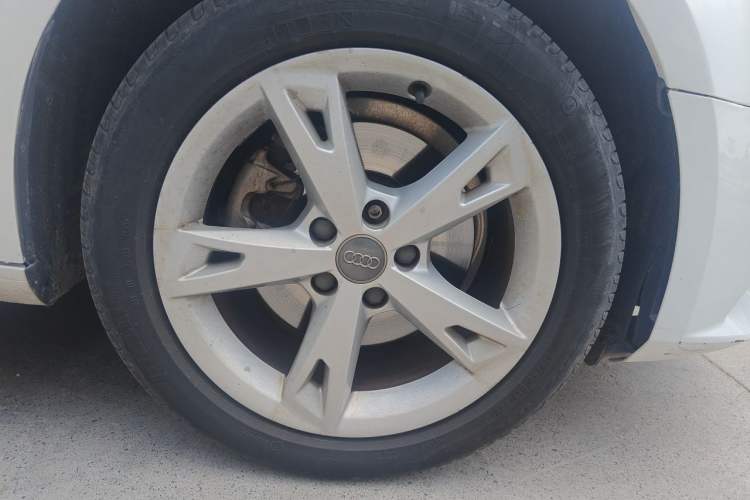Used Audi A4L 2017 40 TFSI Fashion Model Right Front Wheel Hub