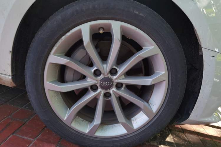 Used Audi A4L 2017 Plus 45 TFSI quattro Stylish Model Right Front Wheel Hub
