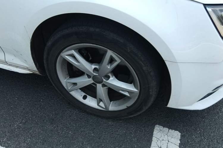 Used Audi A4L 2017 Plus 40 TFSI Fashion Model Right Front Wheel Hub