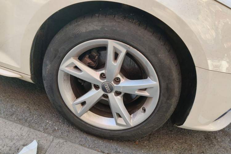 Used Audi A4L 2017 Plus 40 TFSI Fashion Model Right Front Wheel Hub