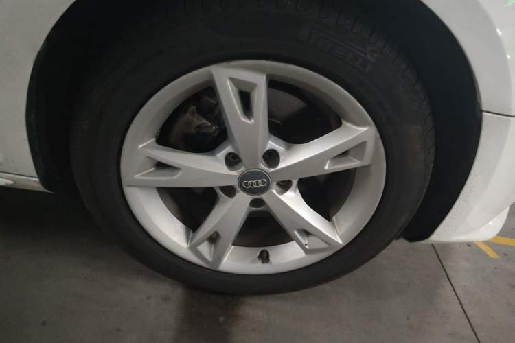 Used Audi A4L 2017 40 TFSI Fashion Model Right Front Wheel Hub