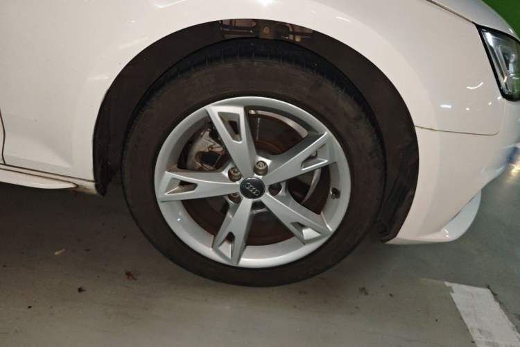 Used Audi A4L 2017 Plus 40 TFSI Fashion Model Right Front Wheel Hub