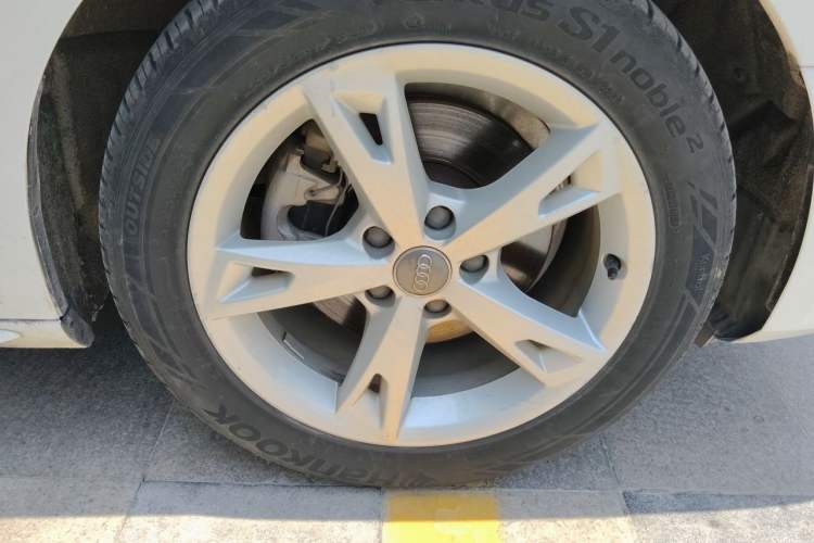 Used Audi A4L 2017 Plus 40 TFSI Fashion Model Right Front Wheel Hub