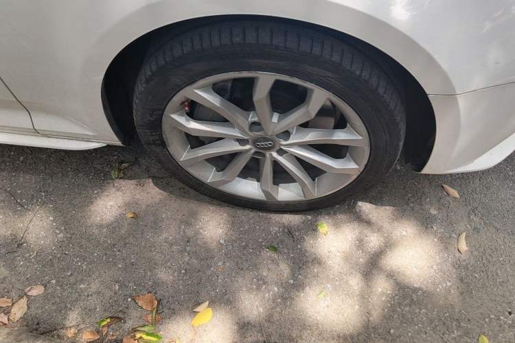 Used Audi A4L 2017 45 TFSI quattro Style Edition Right Front Wheel Hub