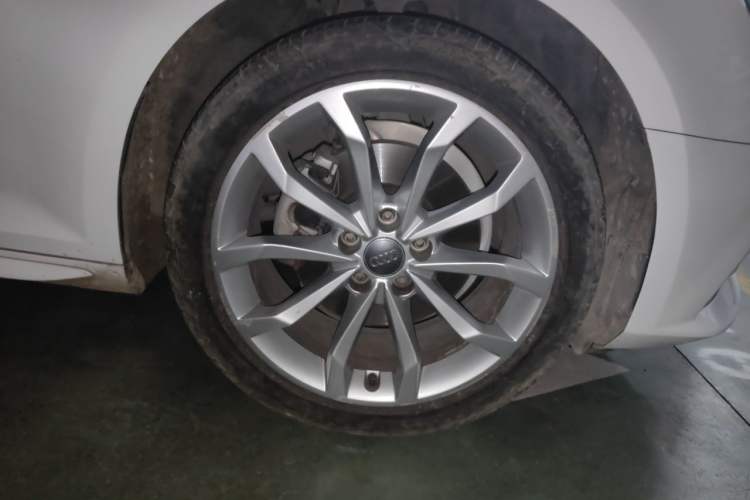 Used Audi A4L 2017 40 TFSI Style Edition Right Front Wheel Hub