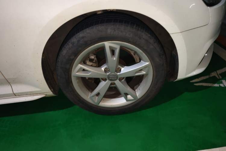 Used Audi A4L 2017 40 TFSI Fashion Model Right Front Wheel Hub