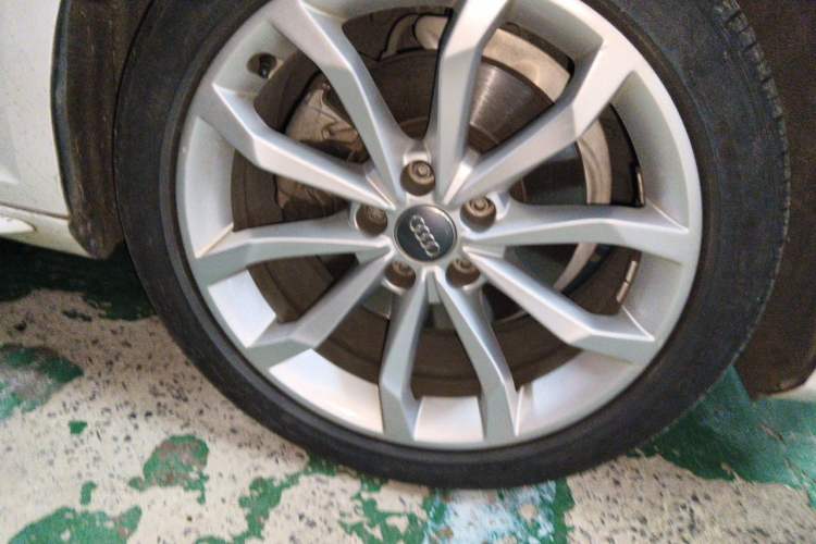 Used Audi A4L 2017 40 TFSI Style Edition Right Front Wheel Hub
