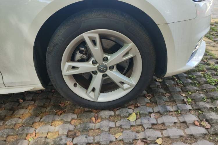 Used Audi A4L 2017 40 TFSI Fashion Model Right Front Wheel Hub