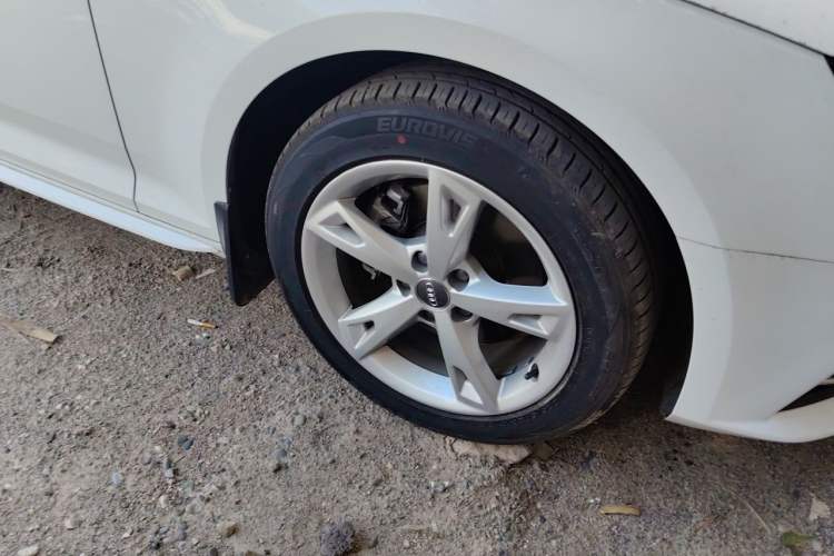 Used Audi A4L 2017 Plus 40 TFSI Fashion Model Right Front Wheel Hub