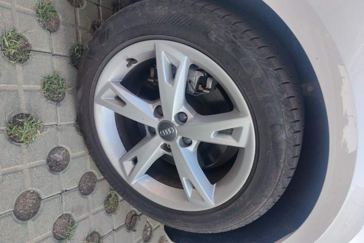 Used Audi A4L 2017 Plus 40 TFSI Fashion Model Right Front Wheel Hub
