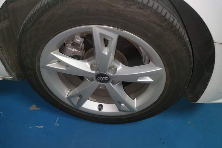Used Audi A4L 2017 40 TFSI Fashion Model Right Front Wheel Hub