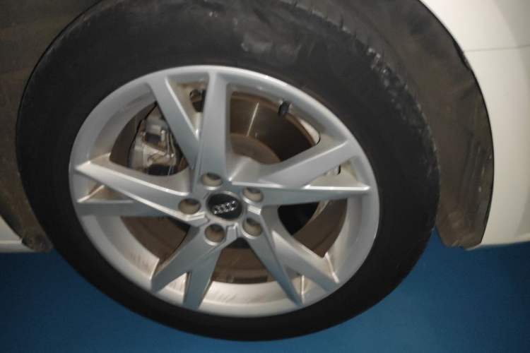 Used Audi A4L 2017 40 TFSI Ambition Edition Right Front Wheel Hub