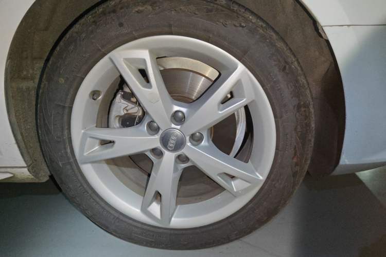 Used Audi A4L 2017 40 TFSI Fashion Model Right Front Wheel Hub