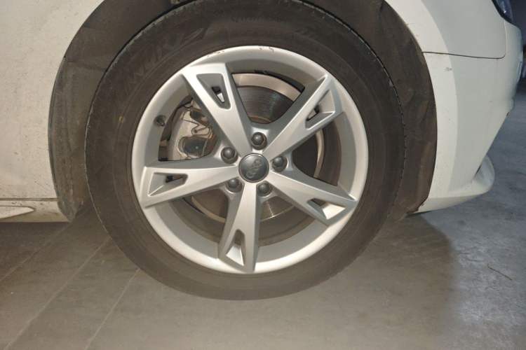 Used Audi A4L 2017 Plus 40 TFSI Fashion Model Right Front Wheel Hub
