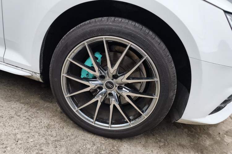 Used Audi A4L 2017 Plus 40 TFSI Fashion Model Right Front Wheel Hub