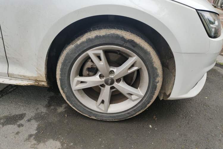 Used Audi A4L 2017 40 TFSI Fashion Model Right Front Wheel Hub