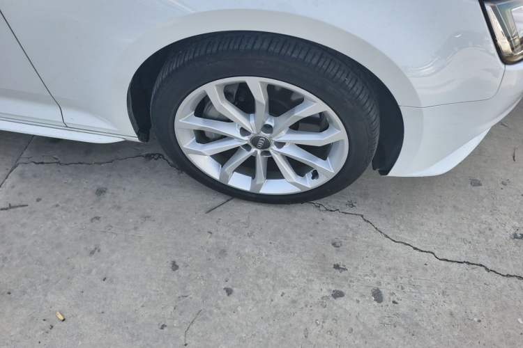Used Audi A4L 2017 Plus 45 TFSI quattro Stylish Model Right Front Wheel Hub