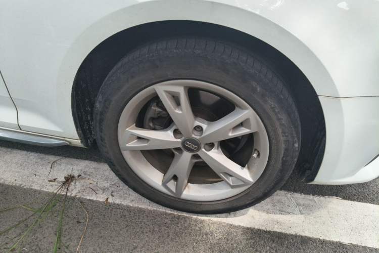 Used Audi A4L 2017 Plus 40 TFSI Fashion Model Right Front Wheel Hub