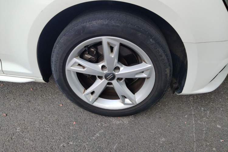 Used Audi A4L 2017 Plus 40 TFSI Fashion Model Right Front Wheel Hub
