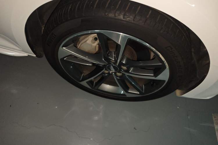 Used Audi A4L 2017 Plus 45 TFSI quattro Sport model Right Front Wheel Hub