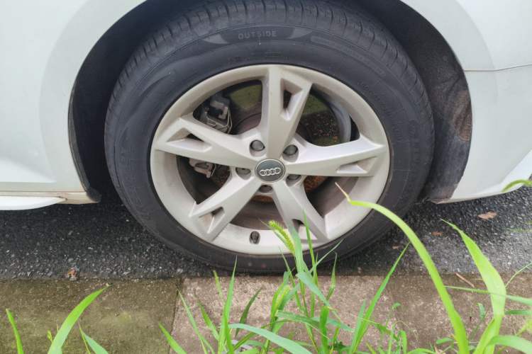 Used Audi A4L 2017 40 TFSI Fashion Model Right Front Wheel Hub