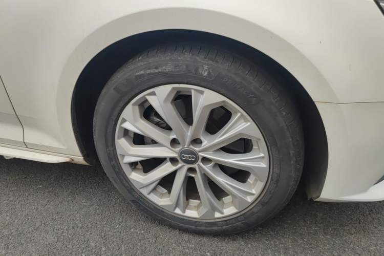 Used Audi A4L 2017 40 TFSI Fashion Model Right Front Wheel Hub