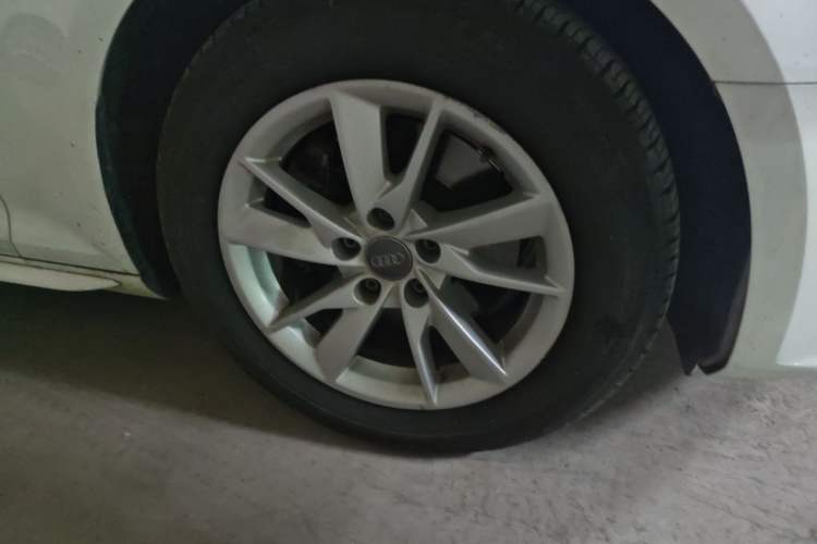 Used Audi A4L 2017 40 TFSI Ambition Edition Right Front Wheel Hub