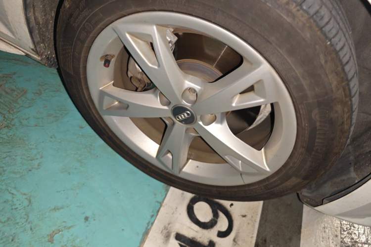 Used Audi A4L 2017 40 TFSI Fashion Model Right Front Wheel Hub