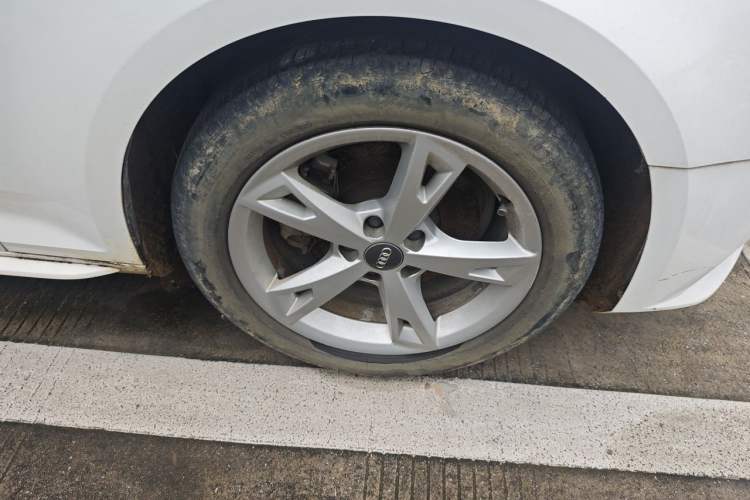 Used Audi A4L 2017 40 TFSI Fashion Model Right Front Wheel Hub