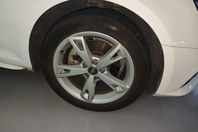 Used Audi A4L 2017 40 TFSI Fashion Model Right Front Wheel Hub