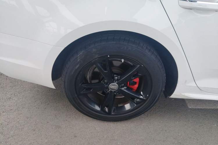 Used Audi A4L 2017 Plus 40 TFSI Fashion Model Right Rear Wheel Hub