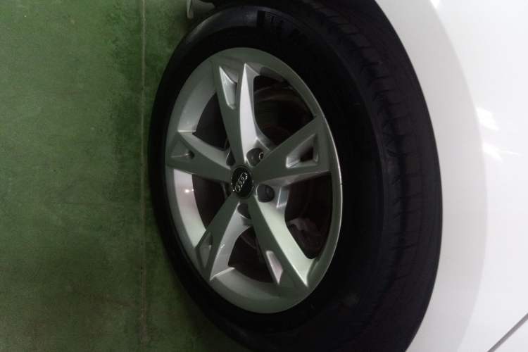 Used Audi A4L 2017 Plus 40 TFSI Fashion Model Right Rear Wheel Hub