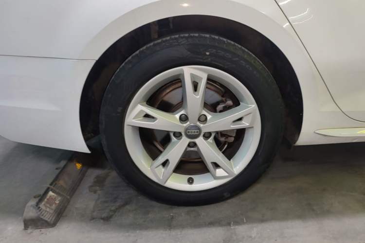 Used Audi A4L 2017 Plus 40 TFSI Fashion Model Right Rear Wheel Hub
