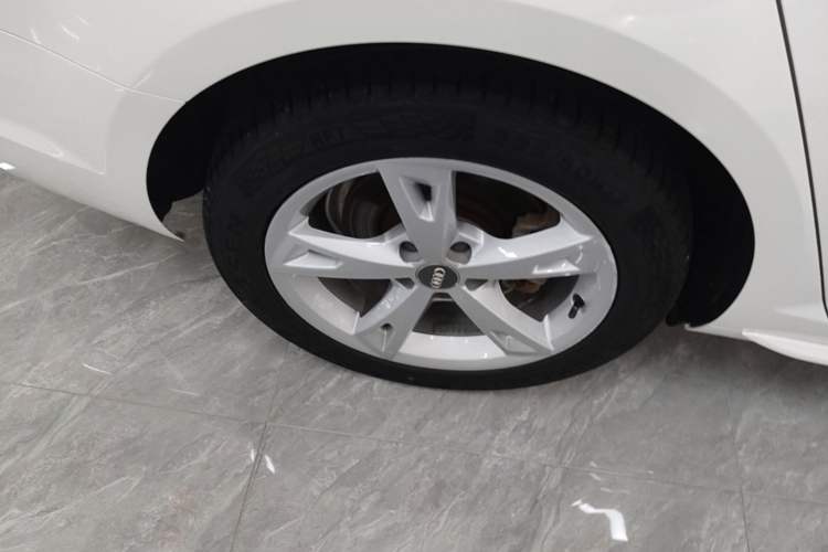 Used Audi A4L 2017 Plus 40 TFSI Fashion Model Right Rear Wheel Hub