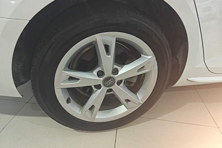 Used Audi A4L 2017 40 TFSI Fashion Model Right Rear Wheel Hub